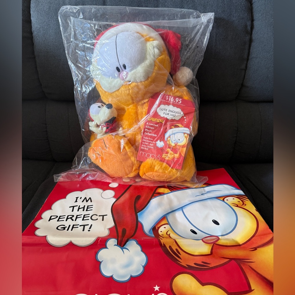 Macy’s Holiday Ambassador Plush - Garfield 2003